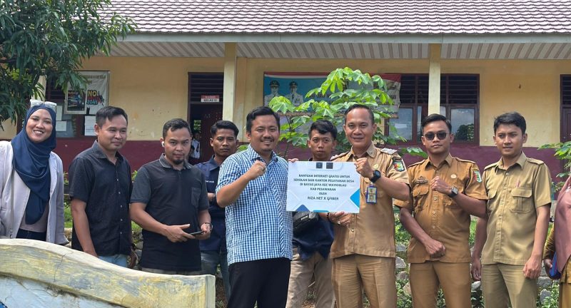 Co-Founder Riza Net, Riza Fahlevi menyerahkan bantuan internet gratis kepada sekolah SD 11 Way Khilau. Dok: berandalappung.com