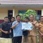 Co-Founder Riza Net, Riza Fahlevi menyerahkan bantuan internet gratis kepada sekolah SD 11 Way Khilau. Dok: berandalappung.com