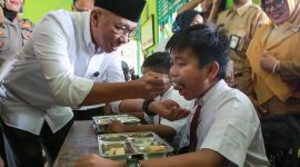 Gubernur Lampung Terpilih, Rahmat Mirzani Djausal tinjau makan bergizi gratis di sekolahan Metro. Dok: Ist