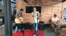 Pengunjung setia Warta Coffe & Roastery Yusmuadi menyumbangkan lagu kesayangannya. Foto: Wildanhanafi/berandalappung.com