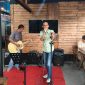 Pengunjung setia Warta Coffe & Roastery Yusmuadi menyumbangkan lagu kesayangannya. Foto: Wildanhanafi/berandalappung.com