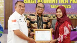 PJ gubernur Lampung Samsudin, memberikan pesan kepada para calon alumni FKIP Unila. Foto: Biro Adpim. 