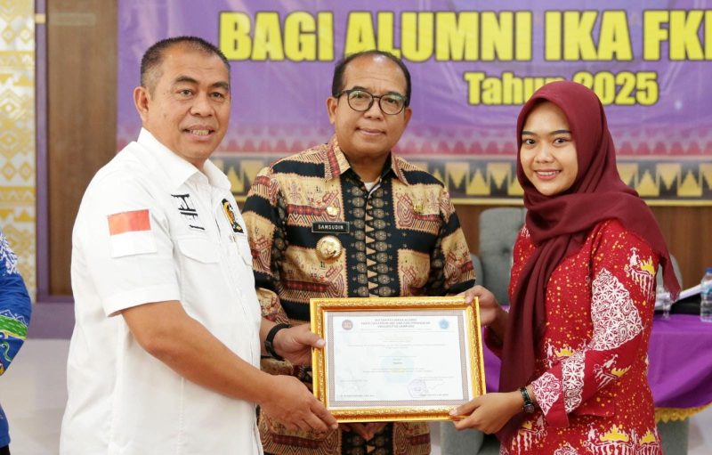 PJ gubernur Lampung Samsudin, memberikan pesan kepada para calon alumni FKIP Unila. Foto: Biro Adpim. 