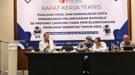 Ketua PWI Lampung, Wirahadikusumah disaat menyampaikan materi dihadapan anggota Bawaslu Se-Lampung. Foto: Wildanhanafi/berandalappung.com