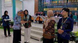 Ketua Ikaperta Unila Elvira Umihani disaat mengucapkan selamat kepada Mahasiswa terbaik. Foto: Wildanhanafi/berandalappung.com