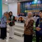 Ketua Ikaperta Unila Elvira Umihani disaat mengucapkan selamat kepada Mahasiswa terbaik. Foto: Wildanhanafi/berandalappung.com