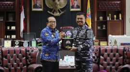 Pj. Gubernur Lampung, Samsudin, menerima kunjungan kerja Kepala Dinas Potensi Maritim TNI Angkatan Laut (Kadispotmaral) Brigjen TNI (Mar) Sugianto. Foto: Biro Adpim