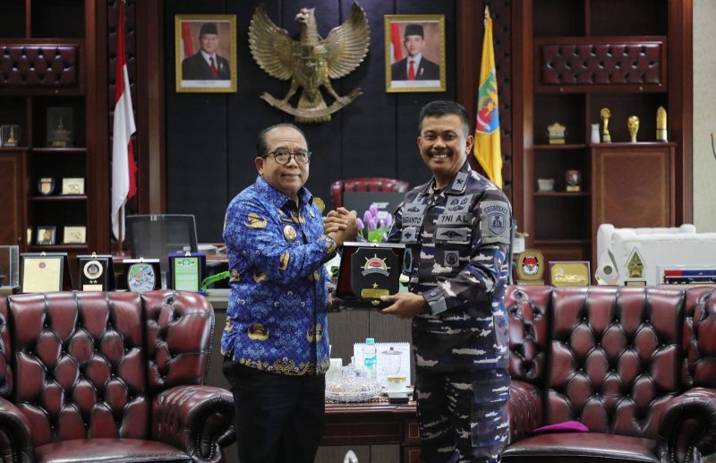 Pj. Gubernur Lampung, Samsudin, menerima kunjungan kerja Kepala Dinas Potensi Maritim TNI Angkatan Laut (Kadispotmaral) Brigjen TNI (Mar) Sugianto. Foto: Biro Adpim