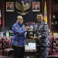 Pj. Gubernur Lampung, Samsudin, menerima kunjungan kerja Kepala Dinas Potensi Maritim TNI Angkatan Laut (Kadispotmaral) Brigjen TNI (Mar) Sugianto. Foto: Biro Adpim