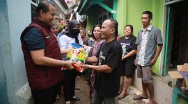 Direktur Narkoba Polda Lampung berikan bantuan kepada korban banjir. 