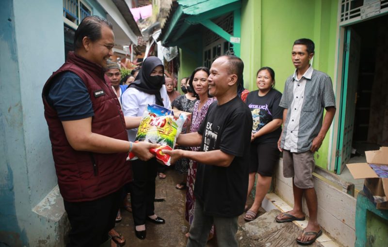 Direktur Narkoba Polda Lampung berikan bantuan kepada korban banjir. 