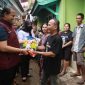 Direktur Narkoba Polda Lampung berikan bantuan kepada korban banjir. 