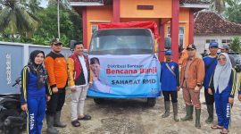 Ketua Tidar Lampung Riza Fahlevi memberikan bantuan dari Gubernur Lampung Terpilih Rahmat Mirzani Djausal kepada korban terdampak banjir. 