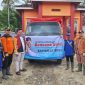 Ketua Tidar Lampung Riza Fahlevi memberikan bantuan dari Gubernur Lampung Terpilih Rahmat Mirzani Djausal kepada korban terdampak banjir. 