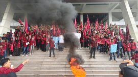 Ratusan Mahasiswa Muhamadiyah Lampung geruduk kantor DPRD Gelar Aksi Bela Petani Singkong. Foto: Wildan hanafi/berandalappung.com