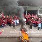 Ratusan Mahasiswa Muhamadiyah Lampung geruduk kantor DPRD Gelar Aksi Bela Petani Singkong. Foto: Wildan hanafi/berandalappung.com