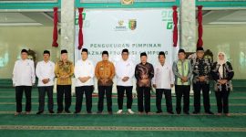 PJ gubernur Lampung Samsudin kukuhkan Iskandar Zulkarnain sebagai ketua Baznas Lampung. Foto: Biro Adpim. 