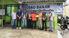 Ikaperta Ika FH Unila 03 dan LCW berikan bantuan kepada korban banjir. Foto: Wildanhanafi/berandalappung.com