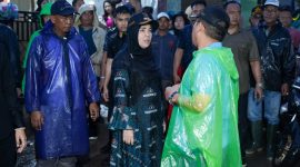 Walikota Bandar Lampung Eva Diana Tinjau Korban Banjir di Panjang. 