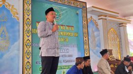 Riza Fahlevi disaat memberikan sambutan di acara milad ke-30 Ponpes Al Mu'awanah di Pesawaran. 