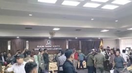 Ricuh, Kondisi diruang rapat DPRD Lampung bersama petani singkong. 
