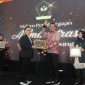 Ketua Bawaslu Tubaba menerima penghargaan Bawaslu Award. Foto: Ist