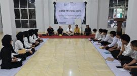 Fungsionaris Kahmi Lampung Ahmad Jahri saat memberikan materi kepada peserta Basic Training LK I. Foto: Wildanhanafi/berandalappung.com