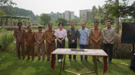 Selphie Bong, perwakilan The Hurun Lampung menyerahkan akses jalan sepanjang sekitar 1 kilometer dengan lebar 8 meter. Foto: Ist