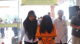 NL ditangkap lantaran nekat menguras ATM milik orang tua pacarnya hingga mengalami kerugian Rp76.825.000. 