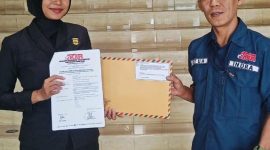 Ketua Akar Lampung menyerahkan Dokumen ke Perwakilan BI Lampung. 