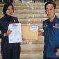 Ketua Akar Lampung menyerahkan Dokumen ke Perwakilan BI Lampung. 