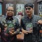 Penulis Buku berjudul dari guru menjadi gubernur Luki Pratama menyerahkan buku kepada PJ gubernur Lampung Samsudin. 