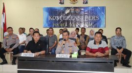 Konferensi pers yang berlangsung pada Selasa (4/2/2025) di Aula Adhi Pradana Mako Polres Way Kanan itu dipimpin langsung oleh Kapolres Way Kanan AKBP Adanan Mangopang. Foto: Ist