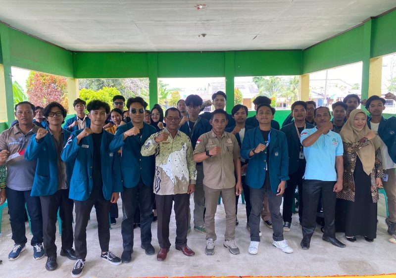 Mahasiswa KKN Unila di Kecamatan Rumbia seusai mengenalkan produk UMKM melalui Platform Digital. Foto: Ist
