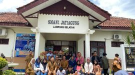 Kiki The Potters dan Muhammad Junaidi Bebaskan 22 Ijazah Siswa SMAN 1 Jati Agung. Foto: Ist