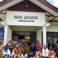 Kiki The Potters dan Muhammad Junaidi Bebaskan 22 Ijazah Siswa SMAN 1 Jati Agung. Foto: Ist