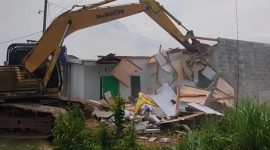 Proses pergusuran rumah warga Sabah Balau Lampung Selatan. 