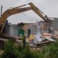 Proses pergusuran rumah warga Sabah Balau Lampung Selatan. 