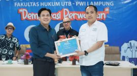 Dosen UML Lampung, Candrawansyah bersama Dekan UTB Lampung. Foto: Wildanhanafi