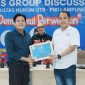 Dosen UML Lampung, Candrawansyah bersama Dekan UTB Lampung. Foto: Wildanhanafi