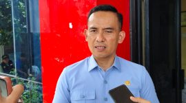 Penyaluran bantuan ini dilakukan oleh Anggota DPRD Kota Bandar Lampung dari Fraksi Gerindra, Rizaldi Adrian, yang mewakili Ketua MPR RI Ahmad Muzani. Foto: Wildanhanafi. 