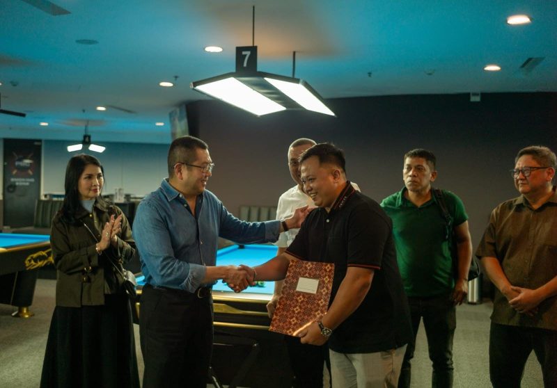 Ketua Umum Persatuan Olahraga Biliar Seluruh Indonesia Hary Tanoesoedibjo menyerahkan surat keputusan Pengurus Provinsi POBSI Lampung periode 2024-2029.