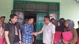 Sejumlah masyarakat saat berbondong-bondong mengambil ijazah di sekolah SMK Negri 1 Tanjung Sari. 