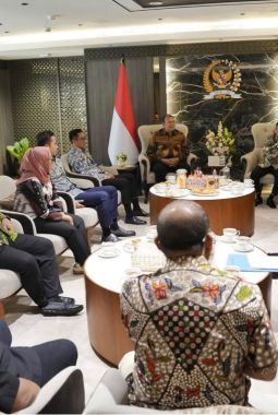 Ketat Ikat Pinggang Salah Tempat, di Ruang Parlemen atau Dirakyat